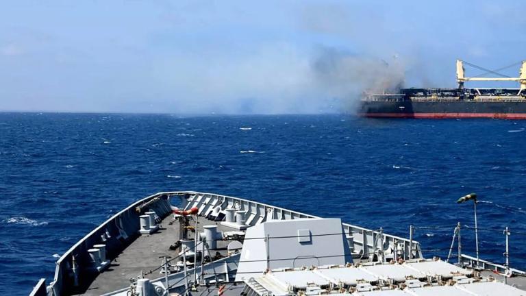 Υεμένη: Τρεις ναυτικοί νεκροί από επίθεση Χούθι σε φορτηγό πλοίο στο Στενό Μπαμπ ελ Μαντέμπ