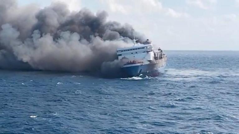 Τραγωδία στην Ινδονησία: Φωτιά σε επιβατηγό φέρι με πέντε νεκρούς και δεκάδες αγνοούμενους