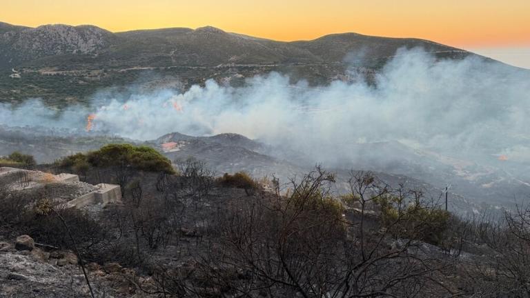 Βελτιωμένη η εικόνα της πυρκαγιάς στην Κεφαλονιά – Συνεχίζεται η μάχη με τις φλόγες