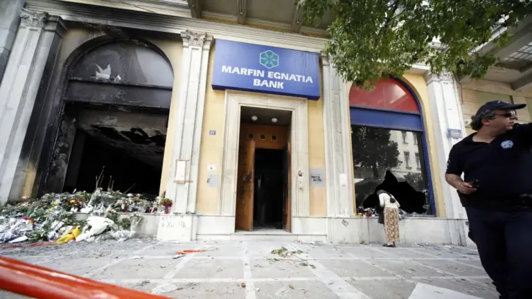 Στην Ελλάδα απόψε η 46χρονη που κατηγορείται για την υπόθεση της Marfin — Θα μεταφερθεί στη ΓΑΔΑ
