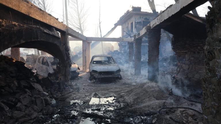 Σαλαμίνα: Δύο νεκροί, οκτώ εγκαυματίες και 571 απεγκλωβισμοί – Συνεχίζεται η μάχη στις διάσπαρτες εστίες