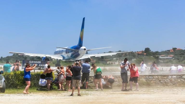Σκιάθος: Σοβαρός τραυματισμός 52χρονης τουρίστριας από το ρεύμα αέρα αεροσκάφους
