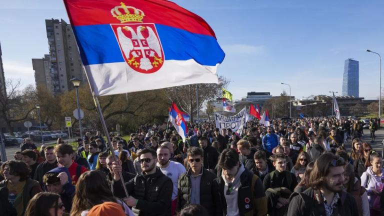 Από τους δρόμους στις κάλπες: Οι φοιτητές της Σερβίας κατεβαίνουν στις εκλογές με «συμπαίκτη» τον Μποντιρόγκα