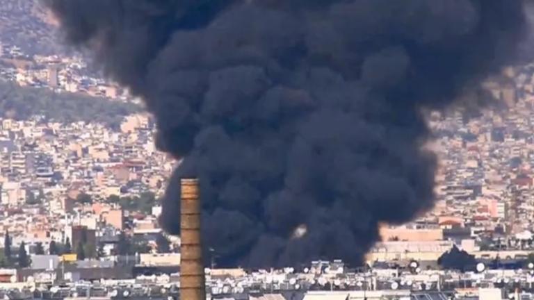 Πυρκαγιά σε υπαίθριο χώρο με απορρίμματα στον Άγιο Ιωάννη Ρέντη – Στο σημείο η Πυροσβεστική