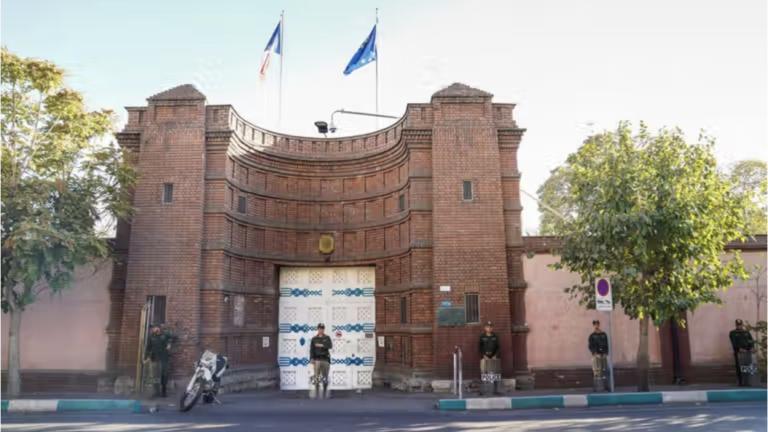 Νέο πλήγμα στις σχέσεις Παρισιού – Τεχεράνης: Το Ιράν έκλεισε το Κέντρο Γαλλικής Γλώσσας ως «παράνομο»
