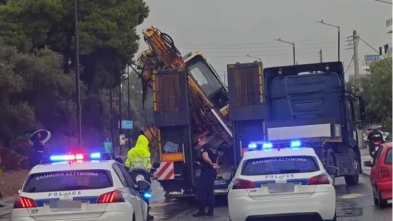 Ηλιούπολη: Γυναίκα υπέστη ανακοπή μετά από έντονη καταιγίδα – Διακοπή κυκλοφορίας στη Βουλιαγμένης