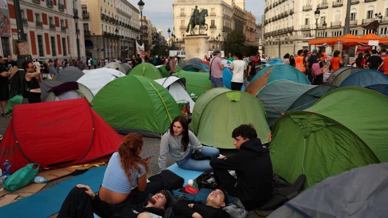 Ισπανία: Σκηνές διαμαρτυρίας στην Πουέρτα δελ Σολ για τη στεγαστική κρίση – Σύμβολο η έξωση 87χρονης και υποσχέσεις Σάντσεθ για μέτρα