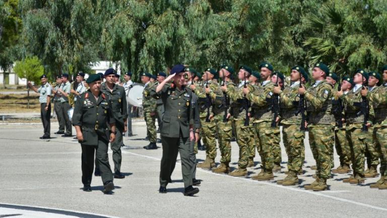 Σχολή Αλεξιπτωτιστών: Απονομή πτυχίων και πτερύγων αλεξιπτωτιστών στατικού ιμάντα σε σπουδαστές παραγωγικών Σχολών των ΕΔ