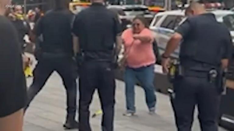Αιματηρή επίθεση στην Times Square: Ένας νεκρός από μαχαιρώματα και νεκρή η 49χρονη δράστρια από πυρά αστυνομικών
