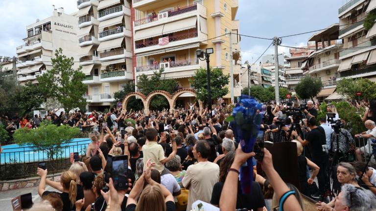 Γιώργος Μαζωνάκης: Πλήθος κόσμου στη Νίκαια για τη «λαϊκή αγρυπνία» — Δείτε LIVE εικόνα 