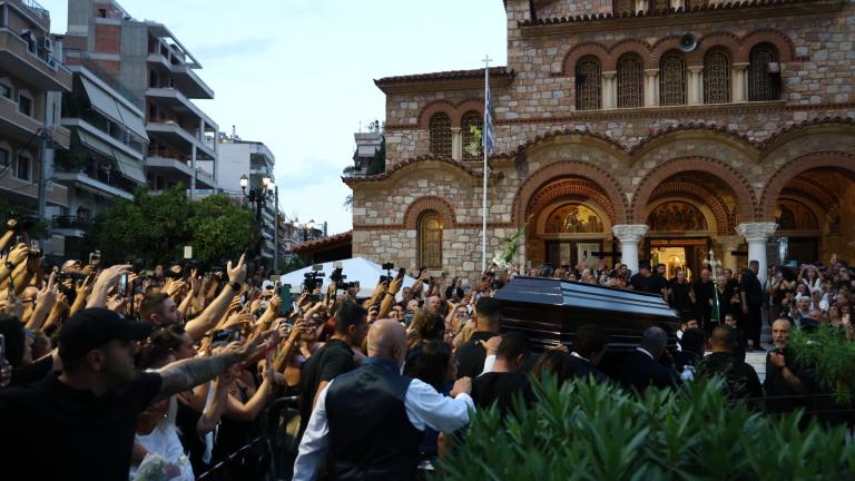 Λαϊκή αγρυπνία για το Γιώργο Μαζωνάκη: Χιλιάδες κόσμου για το τελευταίο αντίο — LIVE εικόνα