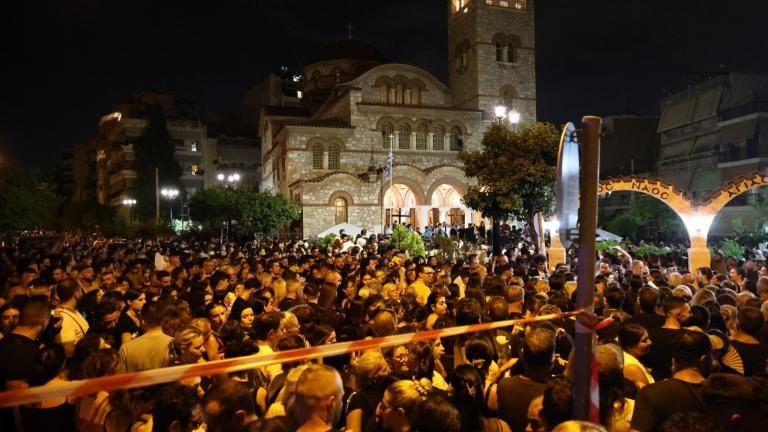 Γιώργος Μαζωνάκης: Πλήθος κόσμου στη λαϊκή αγρυπνία στη Νίκαια – Τη Δευτέρα το τελευταίο «αντίο»