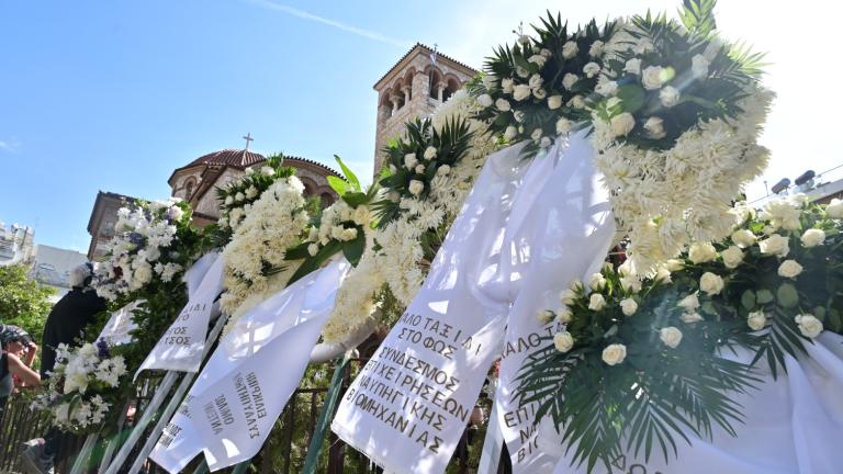Αποχαιρετισμός στο Γιώργο Μαζωνάκη: Πλήθος κόσμου στη Νίκαια — Στις 13:00 η εξόδιος ακολουθία (LIVE εικόνα)