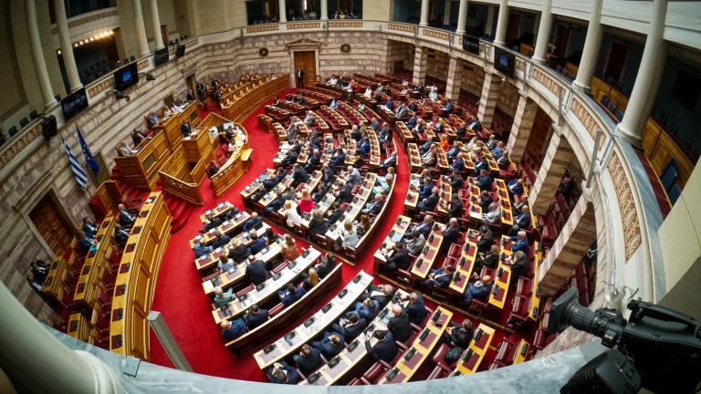 Μετωπική σύγκρουση Μητσοτάκη – Ανδρουλάκη στη Βουλή: «Μητσοτάκης ή Ερντογάν» – «Εθνικά επικίνδυνη θεώρηση»