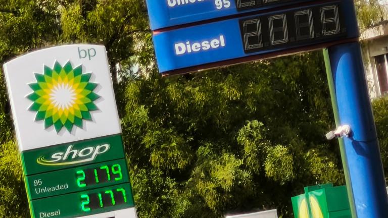 Καύσιμα: Παραμένουν στα ύψη οι τιμές στην Ελλάδα παρά την υποχώρηση πετρελαίου και φυσικού αερίου