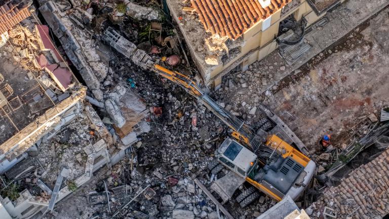 Πλάκα: Μάχη με το χρόνο στα συντρίμμια για 6 αγνοούμενους – Διαρροή φυσικού αερίου η πιθανότερη αιτία της φονικής έκρηξης