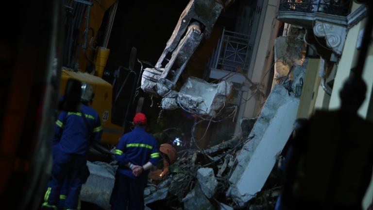 Πλάκα: Ολονύχτια μάχη στα συντρίμμια για τους 6 αγνοούμενους μετά την ισχυρή έκρηξη