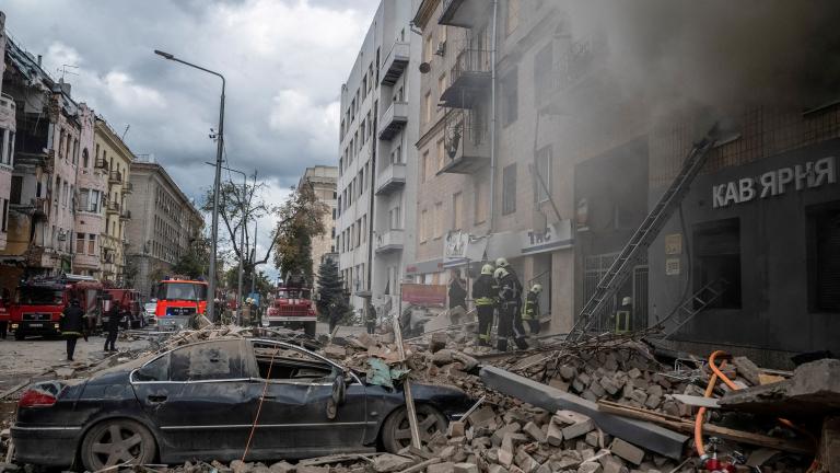 Νέο σφυροκόπημα στην Ουκρανία: Τουλάχιστον 22 τραυματίες από αεροπορικό βομβαρδισμό σε πολυκατοικία στο Χάρκοβο – Επίθεση με drone και στο Κίεβο   