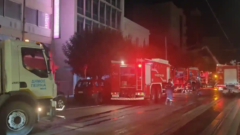 Πειραιάς: Υπό έλεγχο η μεγάλη φωτιά σε παλαιοπωλείο – Ολοκληρωτική καταστροφή