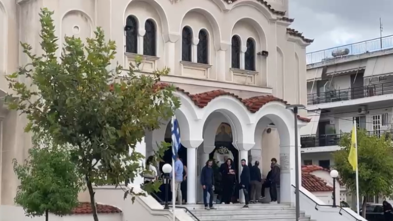 Θρήνος στην κηδεία της 25χρονης που δολοφονήθηκε στην Ηγουμενίτσα - Την Πέμπτη η απολογία του κατηγορουμένου