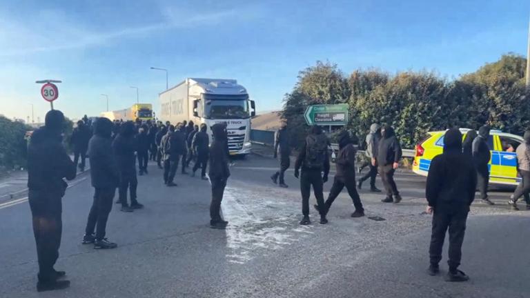 Ντόβερ: Διαμαρτυρία ακροδεξιών κατά των μεταναστευτικών ροών – Κλειστές οι προσβάσεις στο λιμάνι