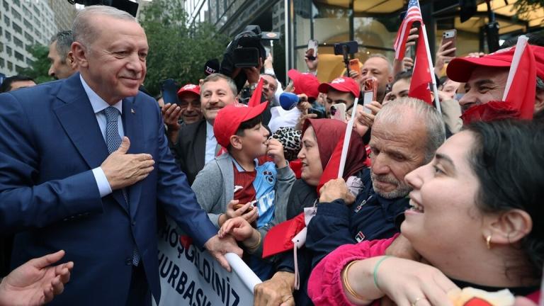 Νέα Υόρκη: Θερμή υποδοχή στον Ερντογάν από Τούρκους ομογενείς – «Θα έδινα τη ζωή μου γι’ αυτόν»