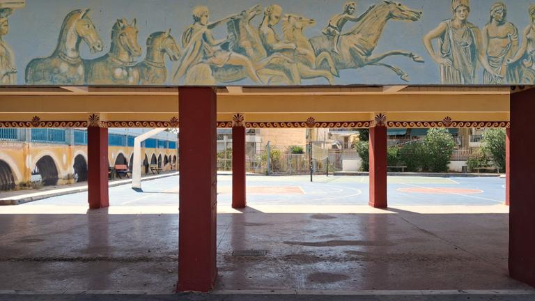 Από ένα μουντζουρωμένο τοίχο στη μεταμόρφωση: Πώς το 39ο Γυμνάσιο Αθηνών έγινε ένα ζωντανό μουσείο τέχνης και ιστορίας