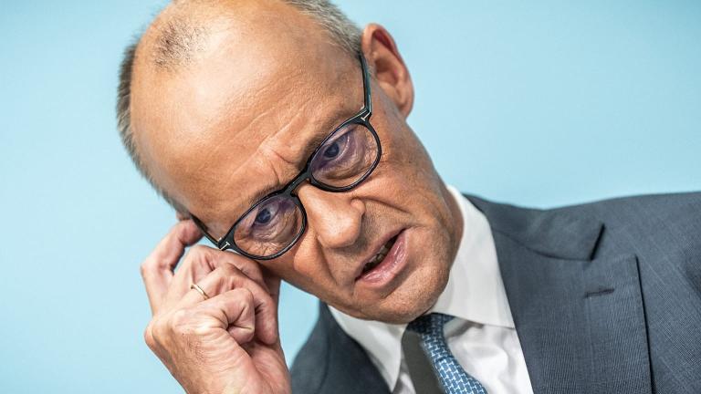 Politico: Το AfD βλέπει ιστορική ευκαιρία να πλήξει τον Μερτς και να διχάσει τη Χριστιανοδημοκρατική Ένωση