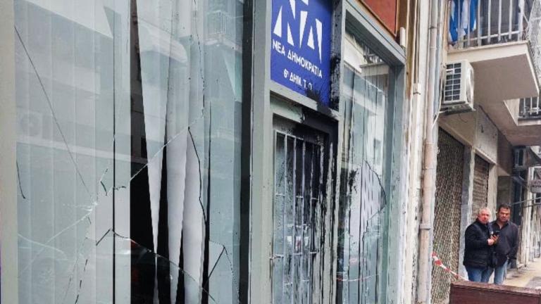 Επίθεση στα γραφεία της ΝΔ στην Κυψέλη – Έσπασαν τζάμια και πέταξαν μπογιές