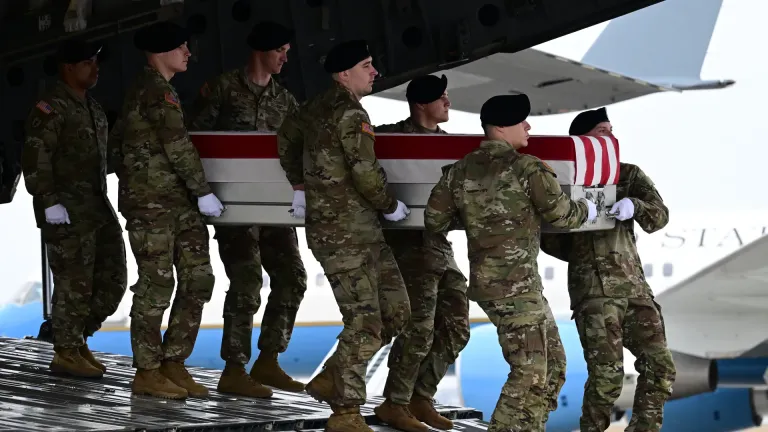 Washington Post: Περισσότεροι απ' όσους καταγράφει το Πεντάγωνο οι νεκροί Αμερικανοί στρατιωτικοί στον πόλεμο με το Ιράν