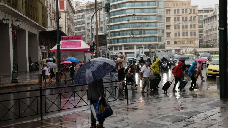 Κακοκαιρία στην Αττική: Πτώση δέντρου στα Εξάρχεια από την ισχυρή βροχόπτωση