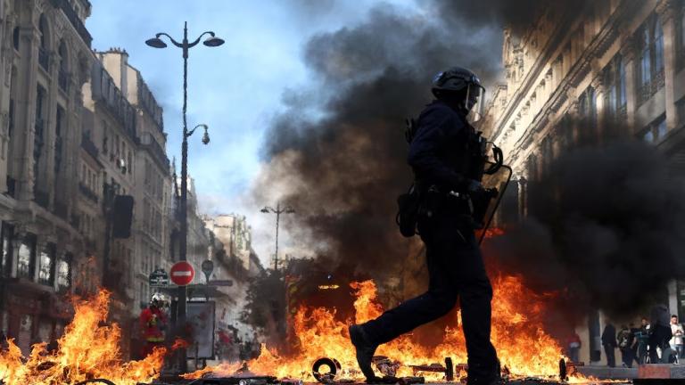 Η Γαλλία φλέγεται: Δεκάδες χιλιάδες στους δρόμους κατά της ακρίβειας, συγκρούσεις σε Παρίσι, Μασσαλία και Λυών