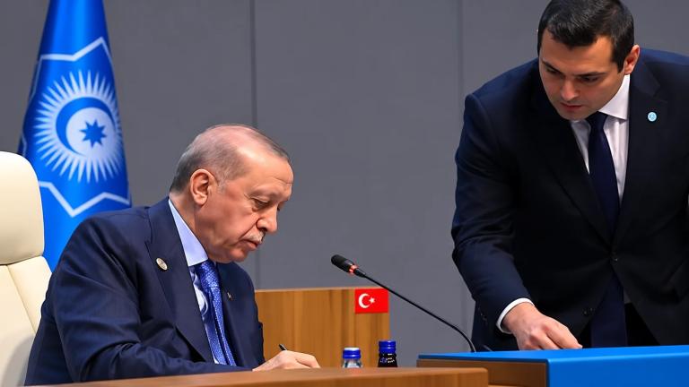 Απρόοπτο με τον Ερντογάν στη Σύνοδο των Τουρκικών Κρατών – Υπέγραψε σε λάθος σημείο και τον διόρθωσαν