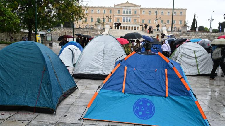 Φοιτητές έστησαν σκηνές στο Σύνταγμα για τα πανάκριβα ενοίκια – Ολονύκτια διαμαρτυρία παρά τη βροχή