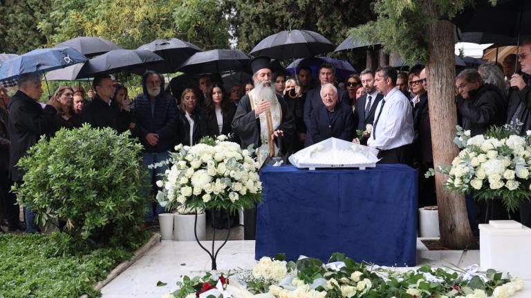 Φώφη Γεννηματά: Πέντε χρόνια από τον θάνατό της – Συγκίνηση στο μνημόσυνο στο Α΄ Νεκροταφείο Αθηνών