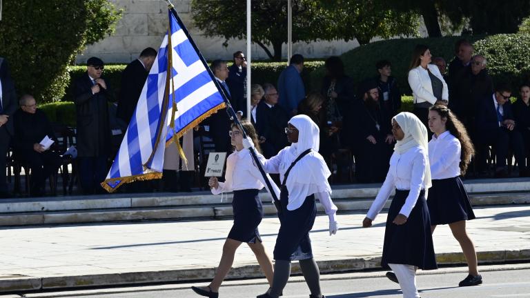 Αθήνα: Με λαμπρότητα και σύμμαχο τον καιρό ολοκληρώθηκε η μαθητική παρέλαση για την 28η Οκτωβρίου