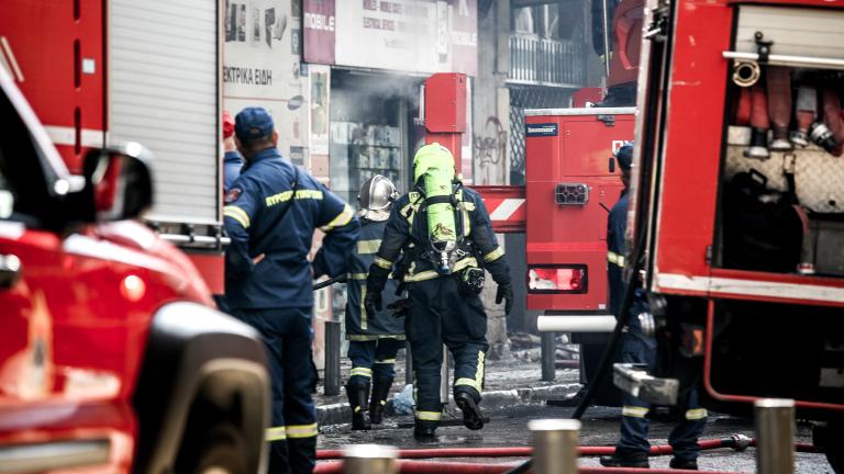Φωτιά σε κατάστημα ηλεκτρονικών ειδών στην Ομόνοια