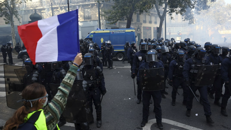 Γαλλία: Σε αυξημένη επιφυλακή για τις νέες διαδηλώσεις του Σαββάτου – Έκτακτα μέτρα ασφαλείας και πολιτική αντιπαράθεση