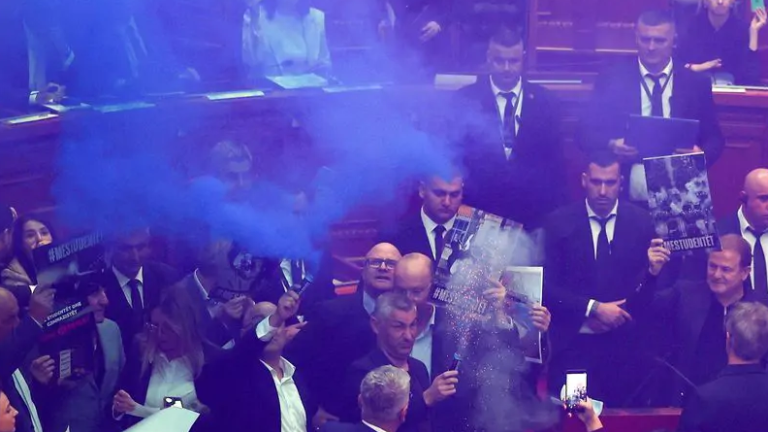 Αλβανία: Φωτοβολίδες και ένταση στη Βουλή εν μέσω μαζικών διαδηλώσεων κατά του Έντι Ράμα