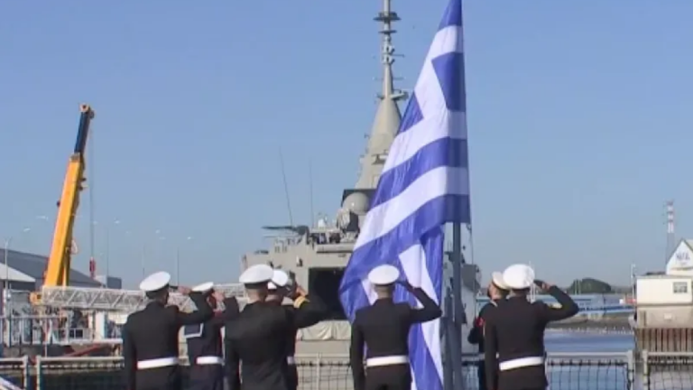 Φρεγάτα «Νέαρχος»: Υψώθηκε η ελληνική σημαία στη δεύτερη Belharra – Στις αρχές Δεκεμβρίου στη Σαλαμίνα