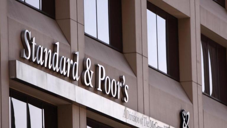 S&P: Σταθερά στην επενδυτική βαθμίδα η Ελλάδα — Τι περιμένει η αγορά από τον Fitch