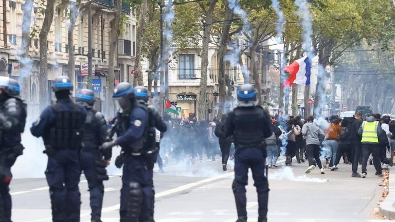 Γαλλία: Εκατοντάδες χιλιάδες διαδηλωτές στους δρόμους – Επεισόδια, δακρυγόνα και 135 συλλήψεις