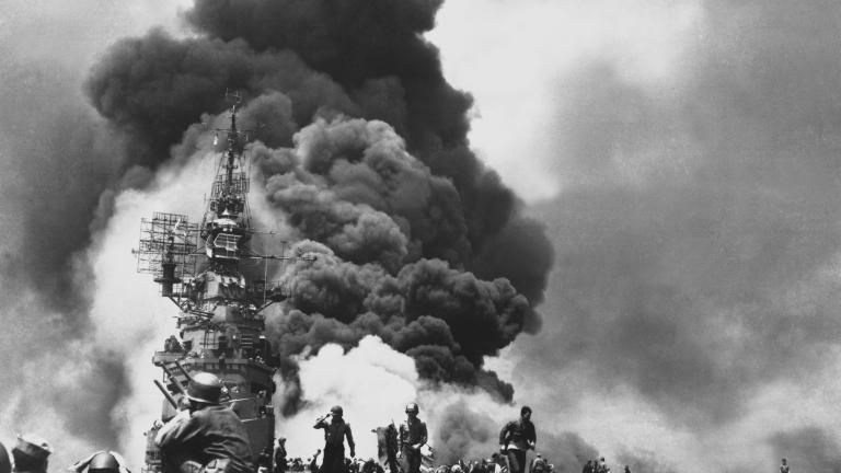 25 Οκτωβρίου 1944: Στην αεροναυμαχία του κόλπου Λέϋτε στις Φιλιππίνες η πρώτη οργανωμένη επίθεση των καμικάζι εναντίον αμερικανικών πλοίων