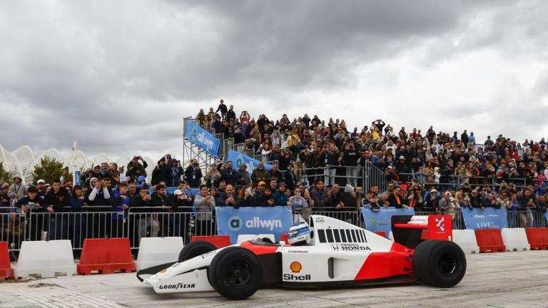 Τα πιο δυνατά καρέ του showrun με τη McLaren MCL60 και τη McLaren MP4/6 του Ayrton Senna