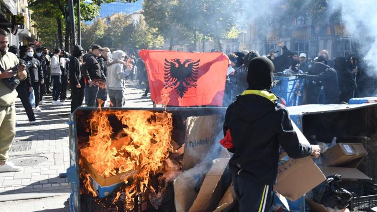 Αλβανία: Όγδοη ημέρα επεισοδίων στα Τίρανα – Ο Ράμα απειλεί διαδηλωτές με κυρώσεις και καταγγέλλει ξένη υποκίνηση