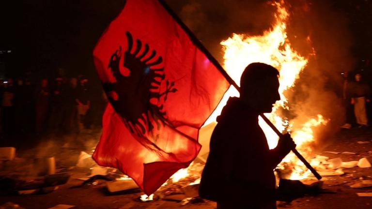Αλβανία: Τέταρτη ημέρα μαζικών διαδηλώσεων κατά του Ράμα – Επεισόδια στα Τίρανα και κινητοποιήσεις σε όλη τη χώρα