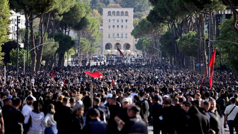 Αλβανία: Σοβαρά επεισόδια στα Τίρανα – Μολότοφ, οδοφράγματα και συνθήματα για παραίτηση Ράμα