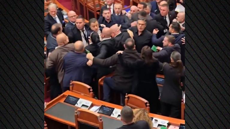 Χάος στη Βουλή της Αλβανίας: Χειροδικίες, ανατροπές εδράνων και τραυματισμοί μετά τις διαμαρτυρίες στα Τίρανα