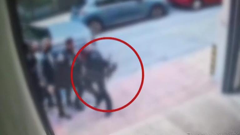 αστυνομικός που πέταξε τον οπλισμό του