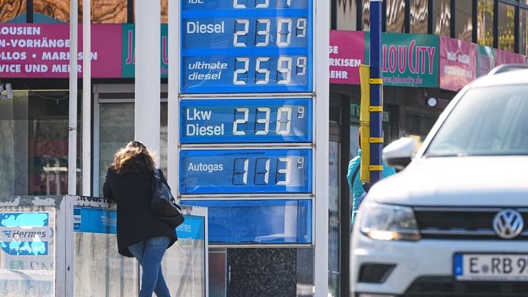 Ντίζελ: Σκληρό παζάρι ΗΠΑ – Ευρώπης εν μέσω ενεργειακής κρίσης – Η απειλή Τραμπ και η παρέμβαση Μακρόν